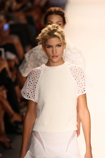 Modelos caminar final de pista en Tracy Reese desfile de moda —  Fotos de Stock