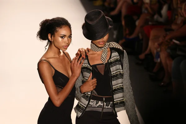 Models walk the Tracy Reese runway — Stock Photo, Image