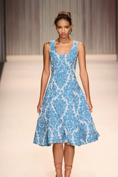 model yürür tracy reese pist