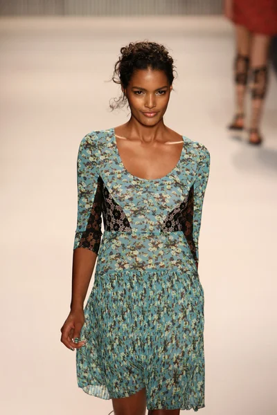 Model walks the Tracy Reese runway — Stock Photo, Image