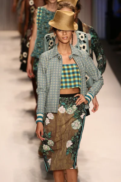 model yürür tracy reese pist