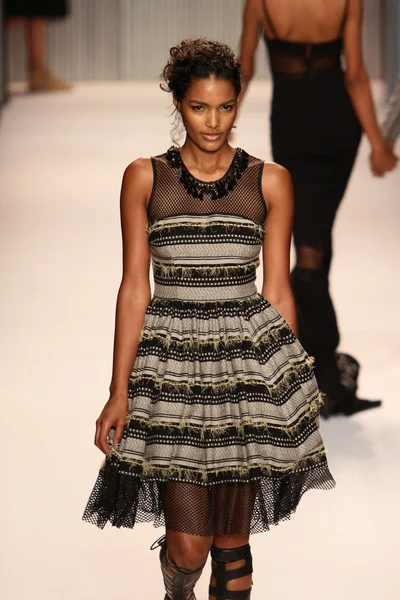 model yürür tracy reese pist