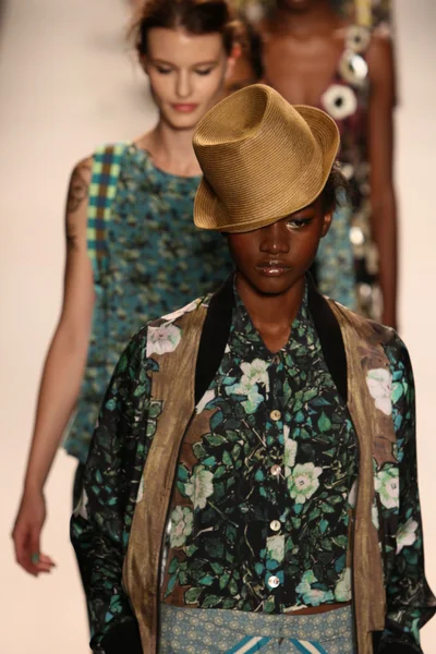 Modelos andar pista final em Tracy Reese desfile de moda — Fotografia de Stock