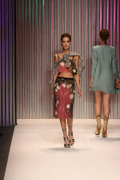 model yürür tracy reese pist