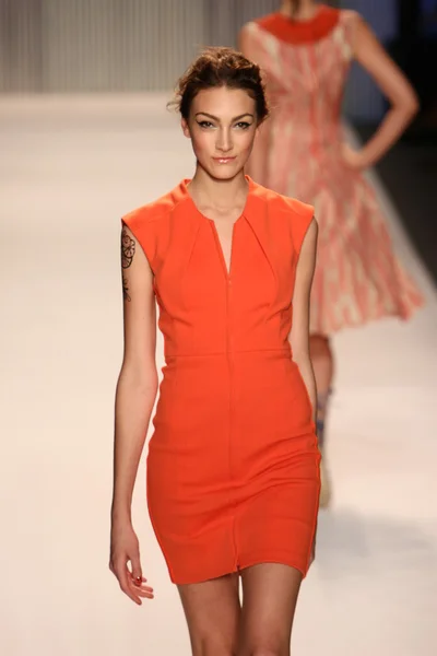 Model walks the Tracy Reese runway — Stock Photo, Image