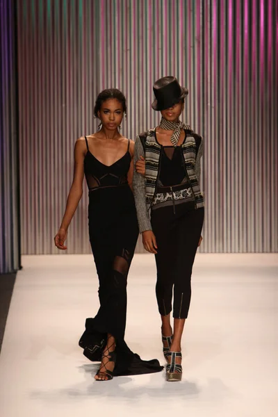 Models walk the Tracy Reese runway — Stock Photo, Image