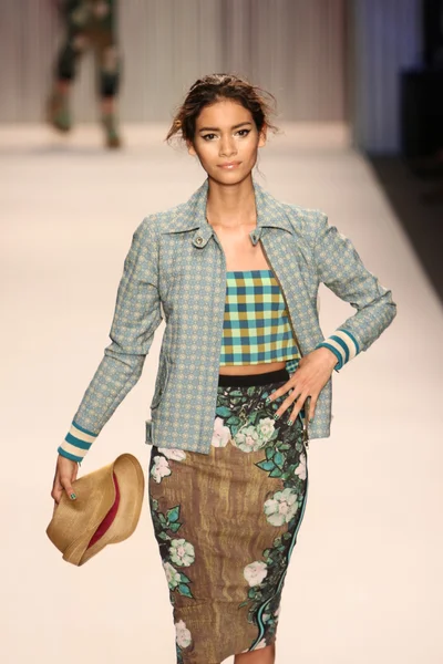 model yürür tracy reese pist