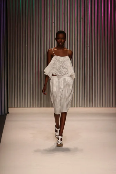 Model walks the Tracy Reese runway — Stock Photo, Image