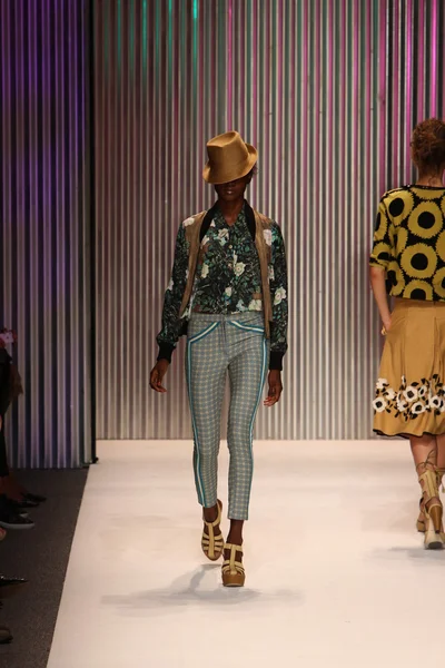 model yürür tracy reese pist