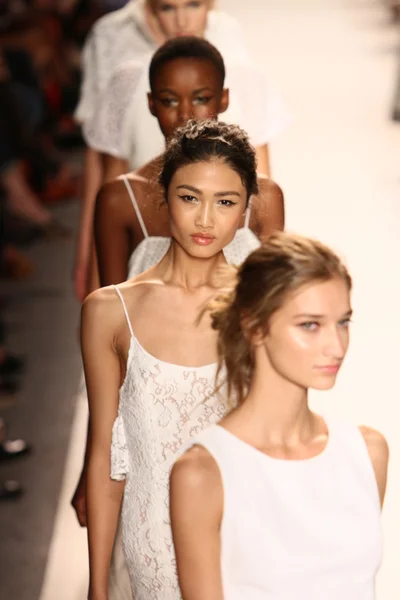 Модели идут до финала подиума на показе мод Трейси Риз — стоковое фото