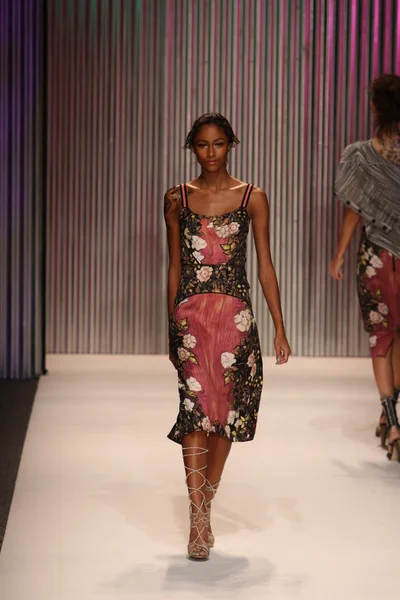 Model walks the Tracy Reese runway — Stock Photo, Image