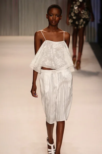 Model walks the Tracy Reese runway — Stock Photo, Image