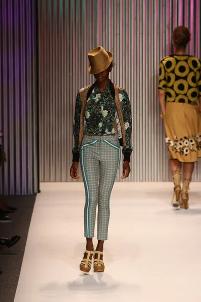 model yürür tracy reese pist