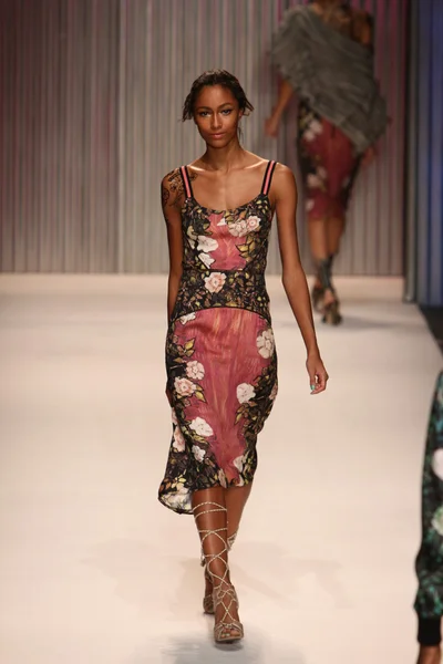 Model walks the Tracy Reese runway — Stock Photo, Image