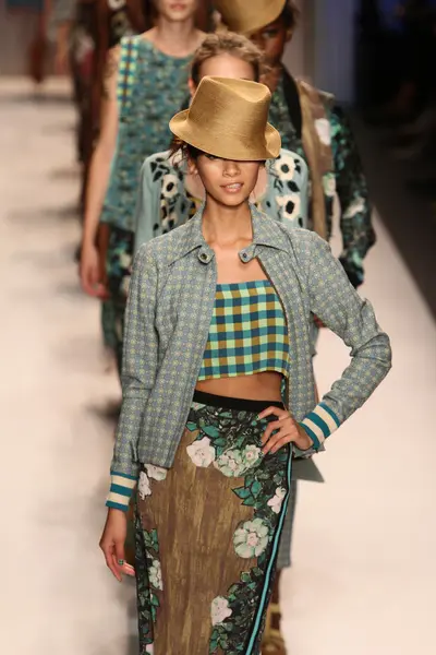 modelleri yürümek pist finale tracy reese gösterisi