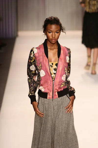 Model walks the Tracy Reese runway — Stock Photo, Image