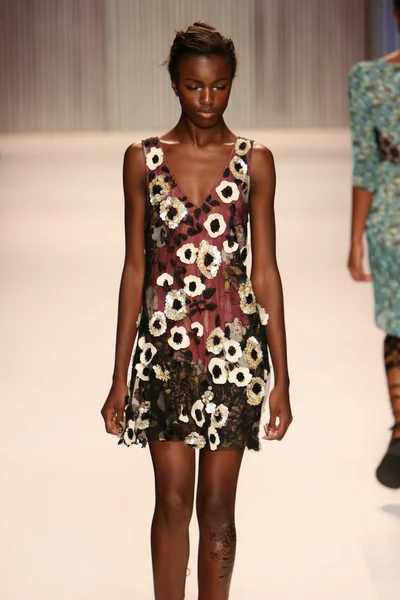 Model walks the Tracy Reese runway — Stock Photo, Image