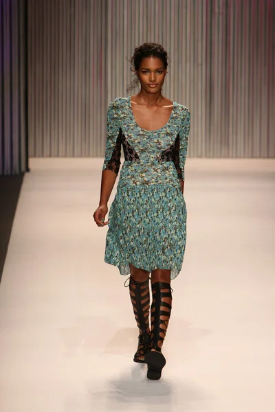 Model walks the Tracy Reese runway — Stock Photo, Image