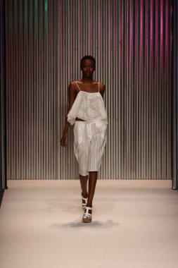 model yürür tracy reese pist