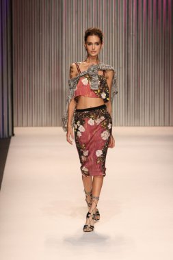 model yürür tracy reese pist