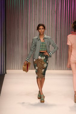 model yürür tracy reese pist