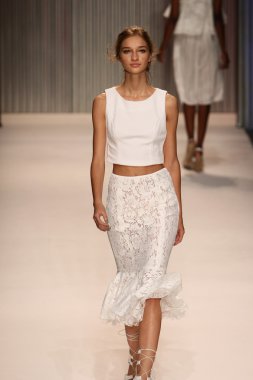 model yürür tracy reese pist