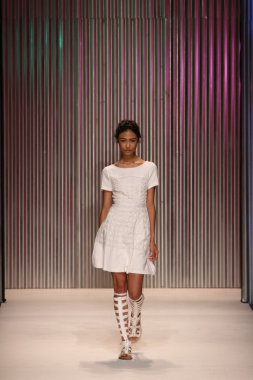 model yürür tracy reese pist