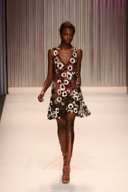 model yürür tracy reese pist