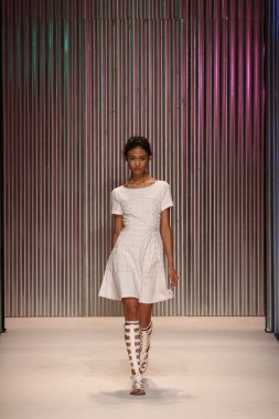 model yürür tracy reese pist