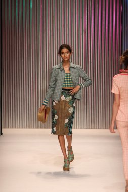 model yürür tracy reese pist