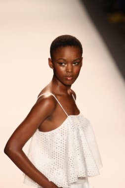 model yürür tracy reese pist