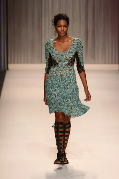 Model walks the Tracy Reese runway — Stock Photo, Image