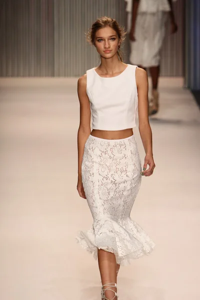 Model walks the Tracy Reese runway — Stock Photo, Image