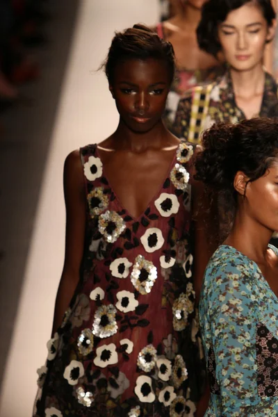 Models walk runway finale at Tracy Reese show — Stock Photo, Image