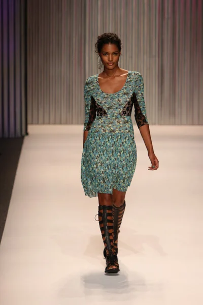 Model walks the Tracy Reese runway — Stock Photo, Image