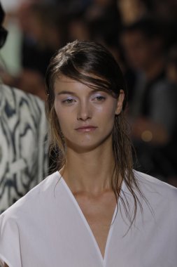 phillip lim gösteri yürüyüş pist modelleri