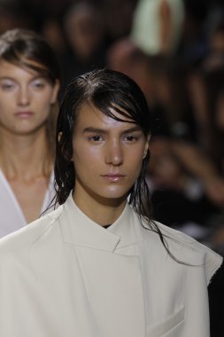 phillip lim gösteri yürüyüş pist modelleri