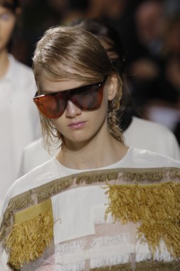 phillip lim gösteri yürüyüş pist modelleri