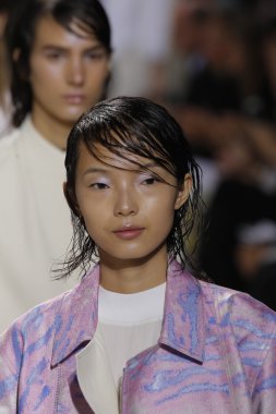 phillip lim gösteri yürüyüş pist modelleri