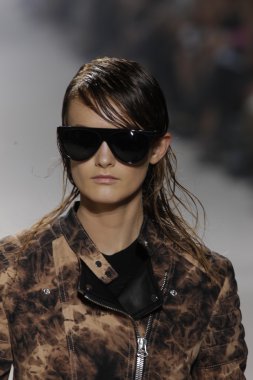 phillip lim gösteri pist model yürür