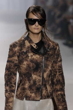 phillip lim gösteri pist model yürür