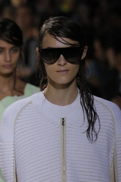 Models walk runway at Phillip Lim show — Stock Photo, Image