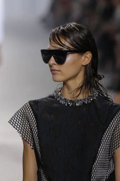 Model walks runway at Phillip Lim show — Stock Photo, Image