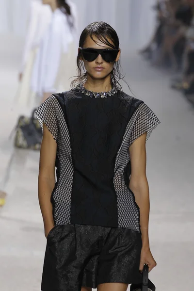 Modelo caminha pista no show Phillip Lim — Fotografia de Stock