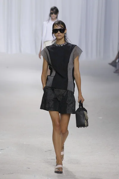 Modelo caminha pista no show Phillip Lim — Fotografia de Stock