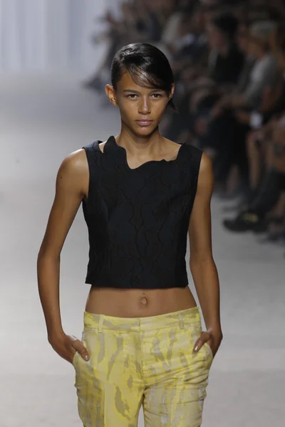 Model walks runway at Phillip Lim show — Stock Photo, Image