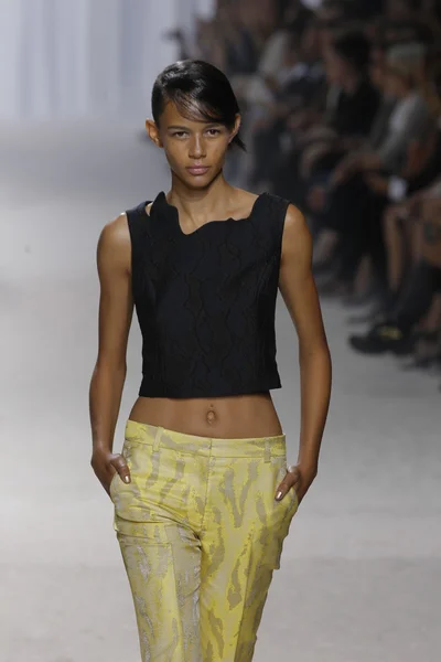 Model walks runway at Phillip Lim show — Stock Photo, Image