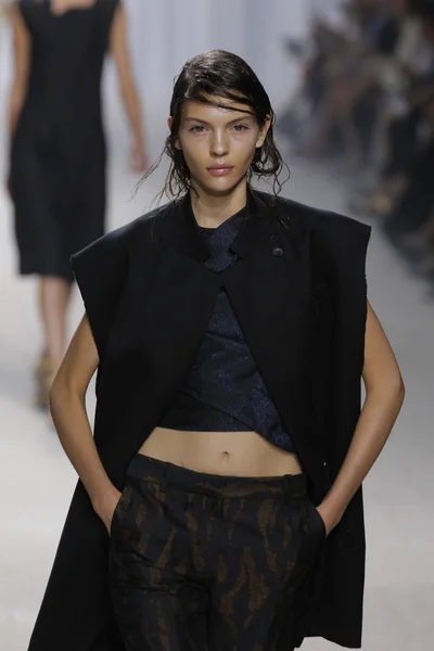 Modelo caminha pista no show Phillip Lim — Fotografia de Stock