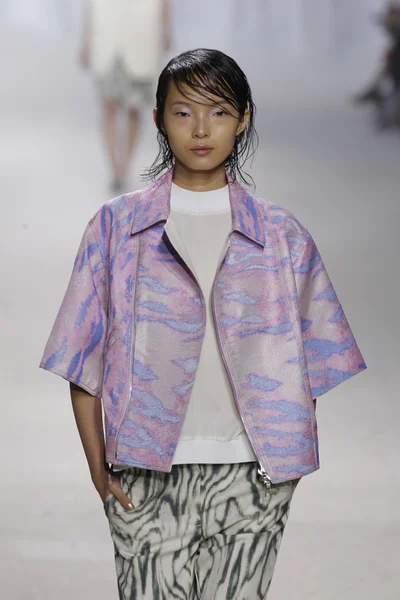 Model wandelingen start-en landingsbaan op phillip lim show — Stockfoto