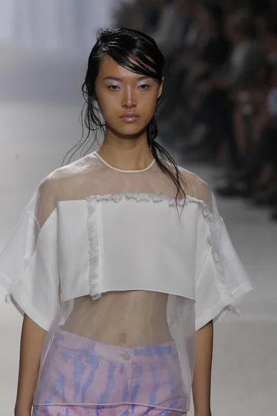 Modèle marche piste au Phillip Lim show — Photo